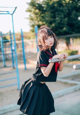 她唇之下